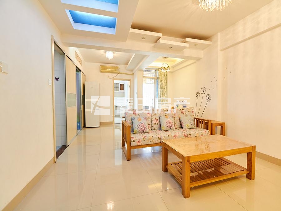 南北通透 带小区 满两年 厅带阳台朝南，东南北三面采光 急售